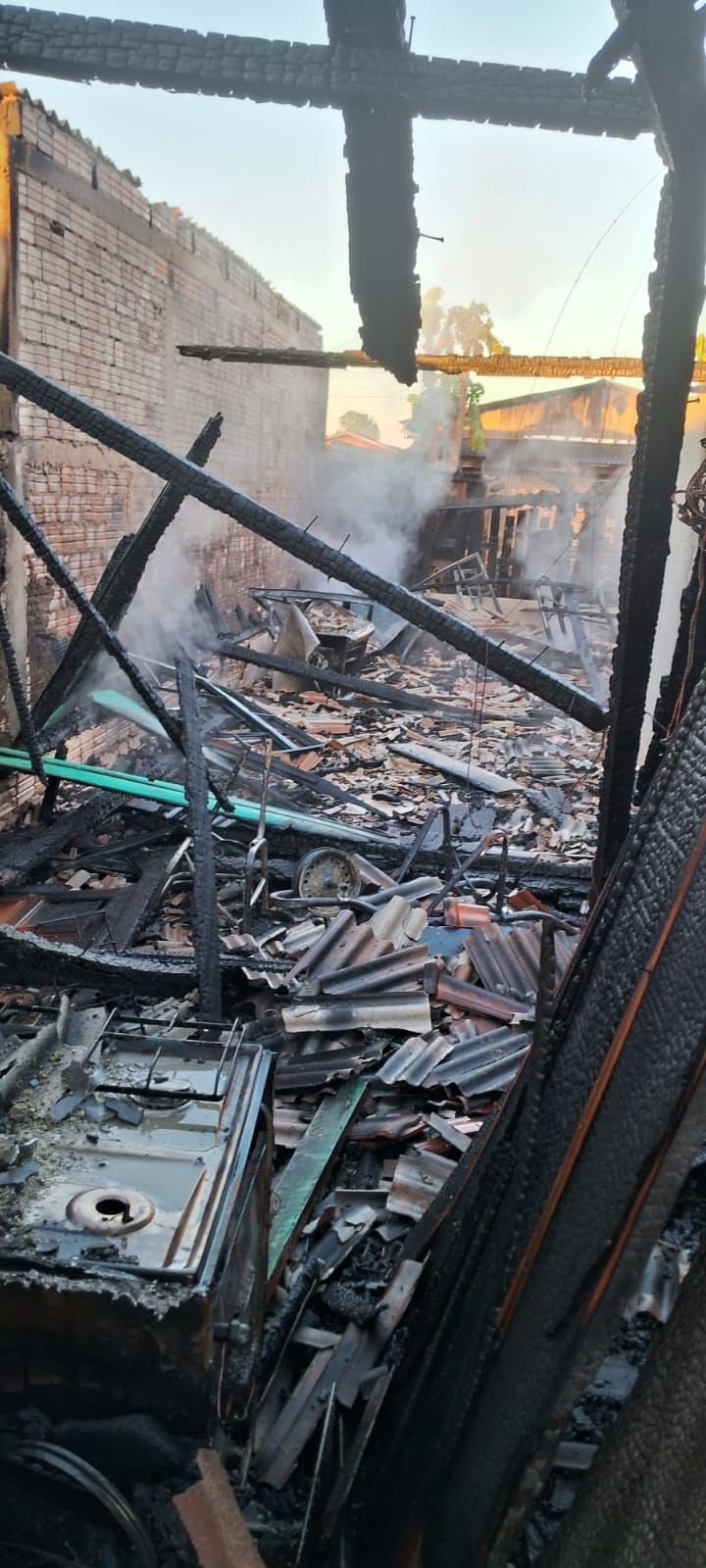 “MORRERIA QUEIMADA”: Homem cumpre ameaça terrível e incendeia casa com ex-mulher dentro em Marcelândia