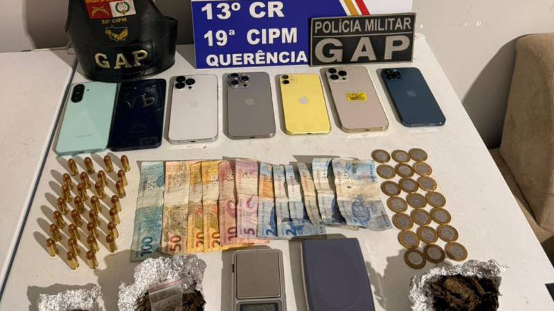 Polícia fecha ponto de tráfico, prende quatro suspeitos e apreende munições e drogas