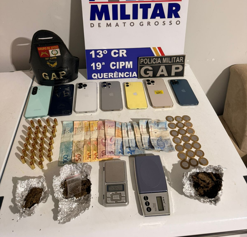 Polícia fecha ponto de tráfico, prende quatro suspeitos e apreende munições e drogas
