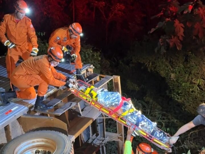 Caminhão cai em rio após sair da pista e idoso fica ferido em grave acidente