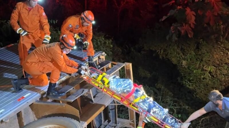 Caminhão cai em rio após sair da pista e idoso fica ferido em grave acidente