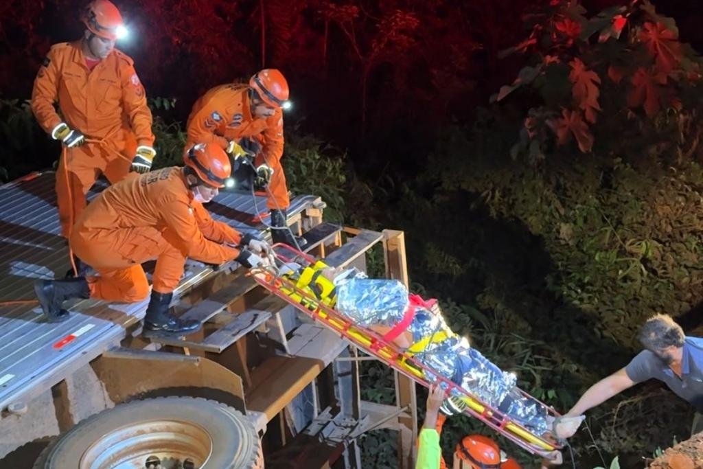 Caminhão cai em rio após sair da pista e idoso fica ferido em grave acidente