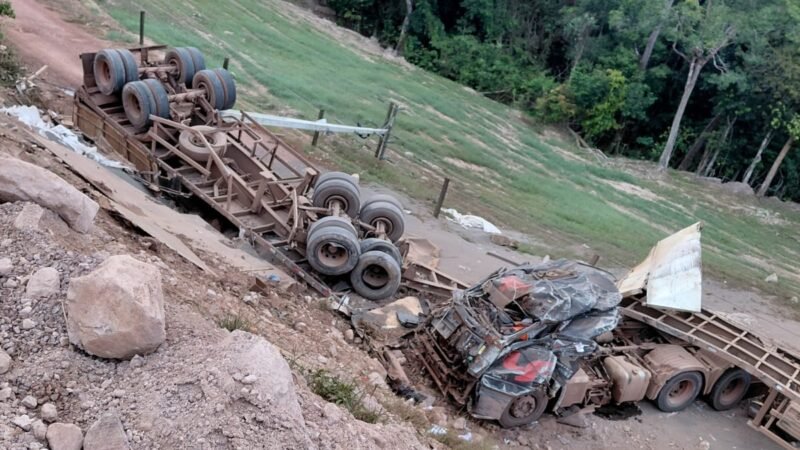 Caminhão tomba na BR-163 e motorista fica preso nas ferragens em acidente na Serra do Cachimbo