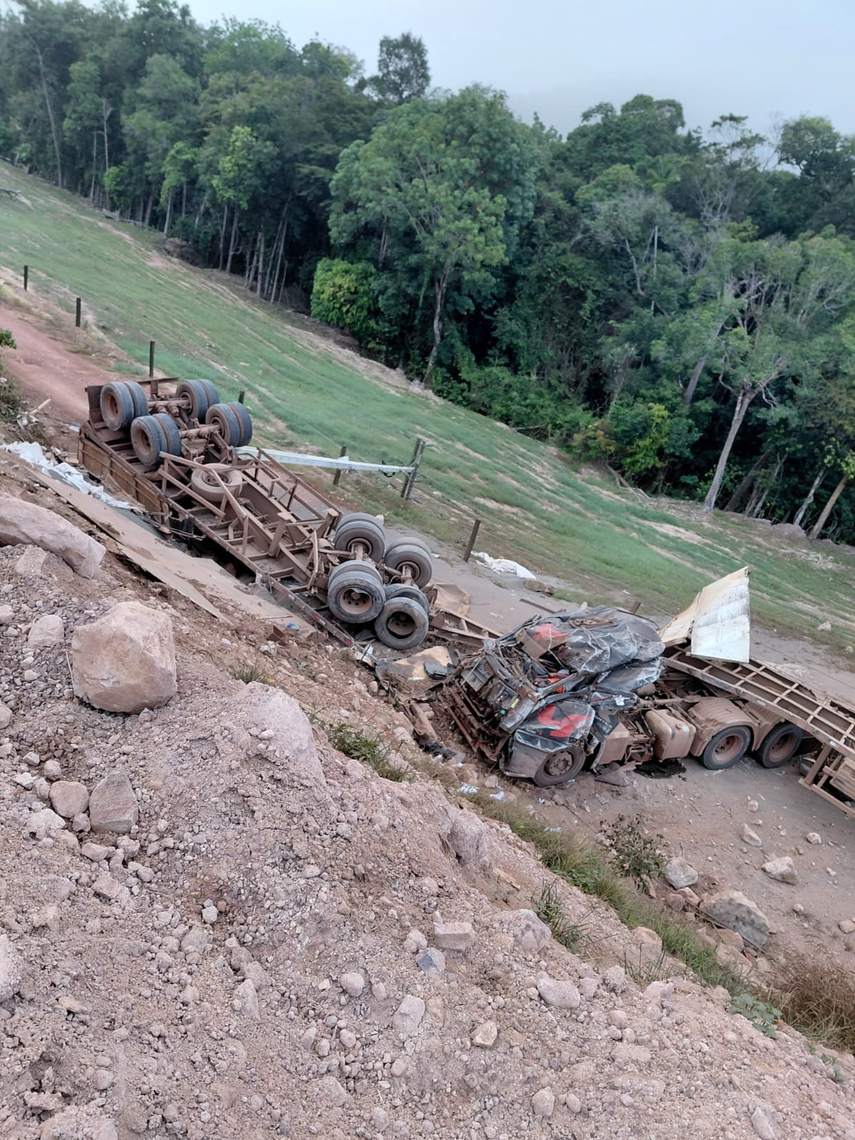 Caminhão tomba na BR-163 e motorista fica preso nas ferragens em acidente na Serra do Cachimbo