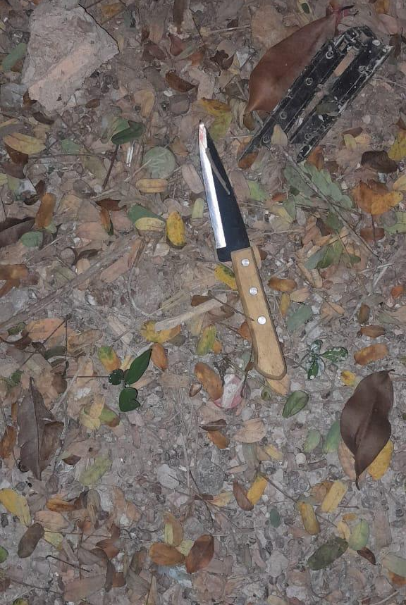 GOLPE NO PEITO! Adolescente de 15 anos se envolve em briga e atira faca por cima de portão contra homem de 50 anos