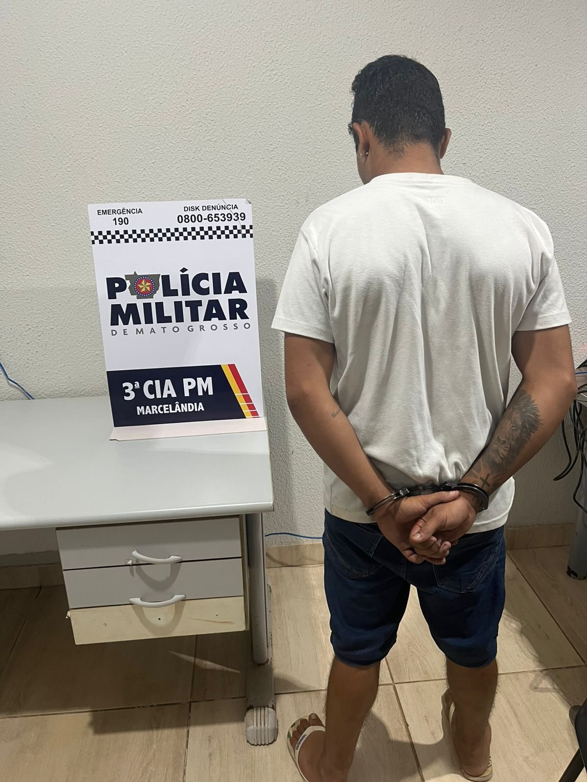 Fuga desesperada! Jovem de 20 anos corre ao ver viatura, joga pacote fora e acaba preso em reduto de facção em Marcelândia