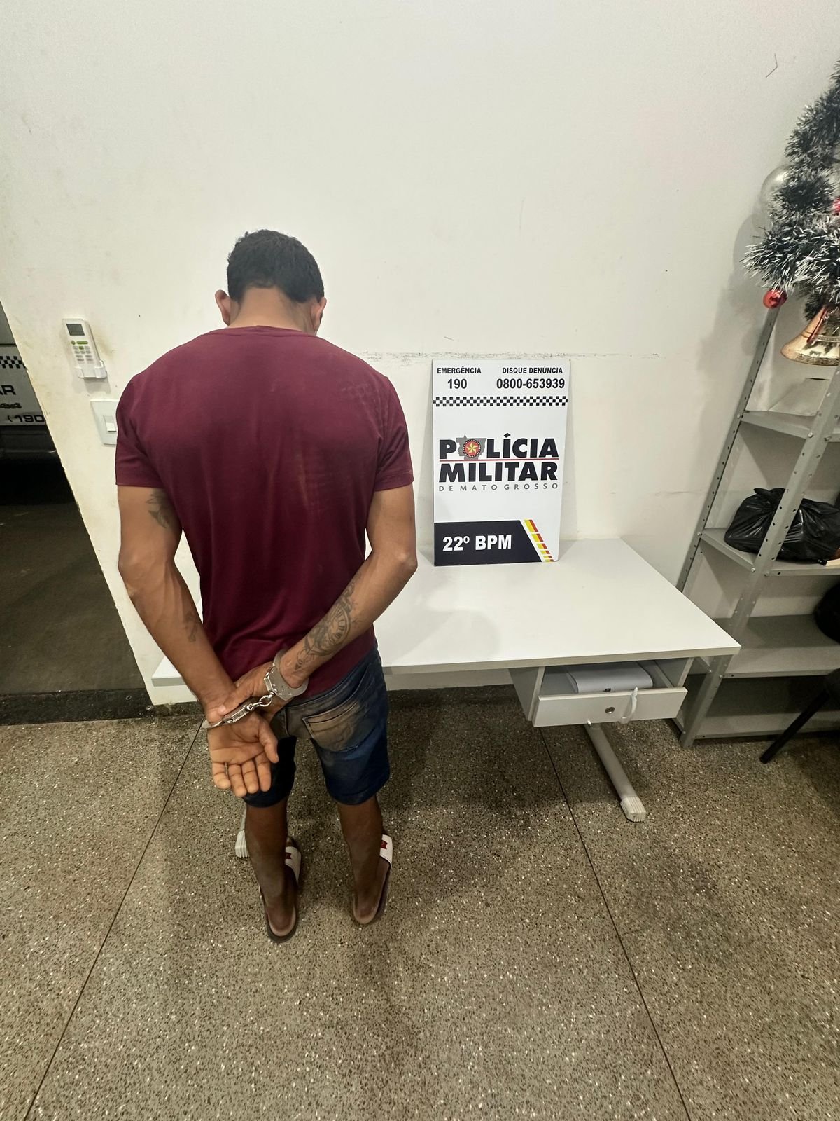 Mulher foge de hotel e vai ao batalhão da PM em Peixoto de Azevedo pedir socorro, mas o agressor repete violência na frente dos policiais