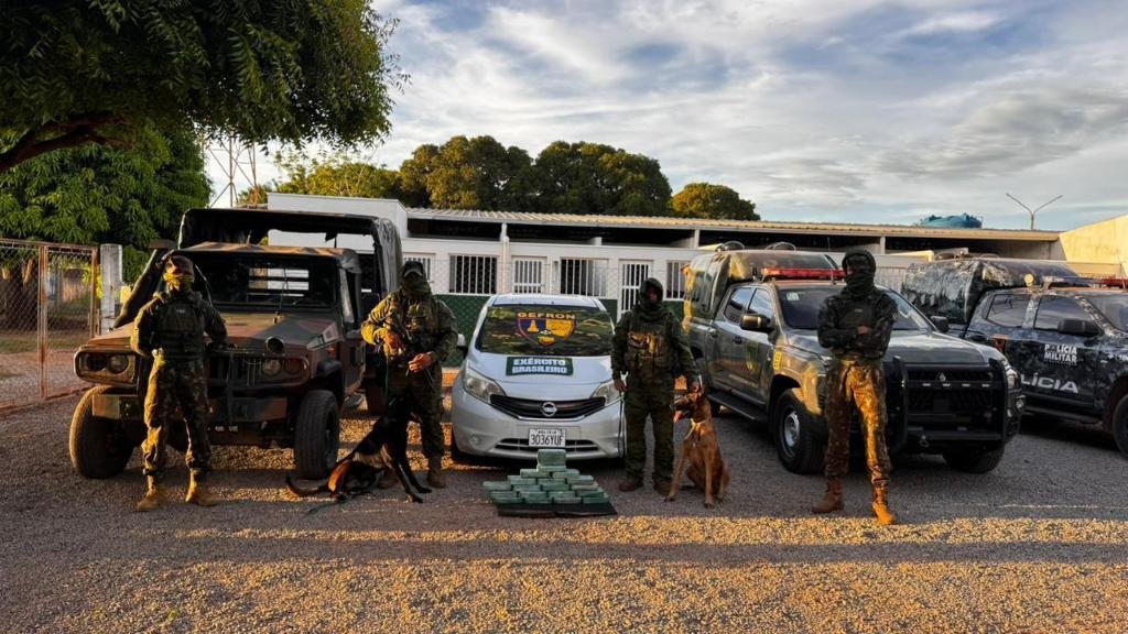 Cães farejadores encontram droga escondida em táxi e operação causa prejuízo ao crime