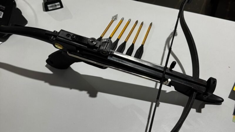 Homem rasga roupa da companheira e usa arma medieval para tentar tirar a vida dela após discussão em Nova Santa Helena