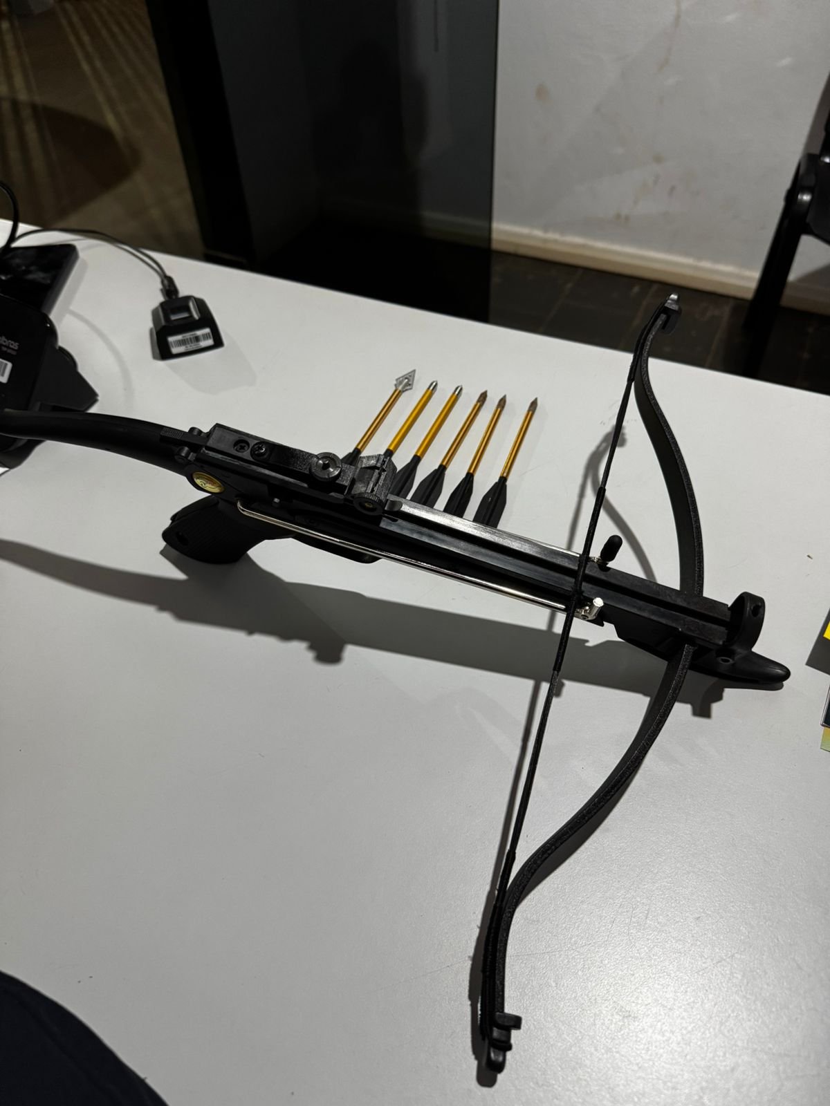 Homem rasga roupa da companheira e usa arma medieval para tentar tirar a vida dela após discussão em Nova Santa Helena
