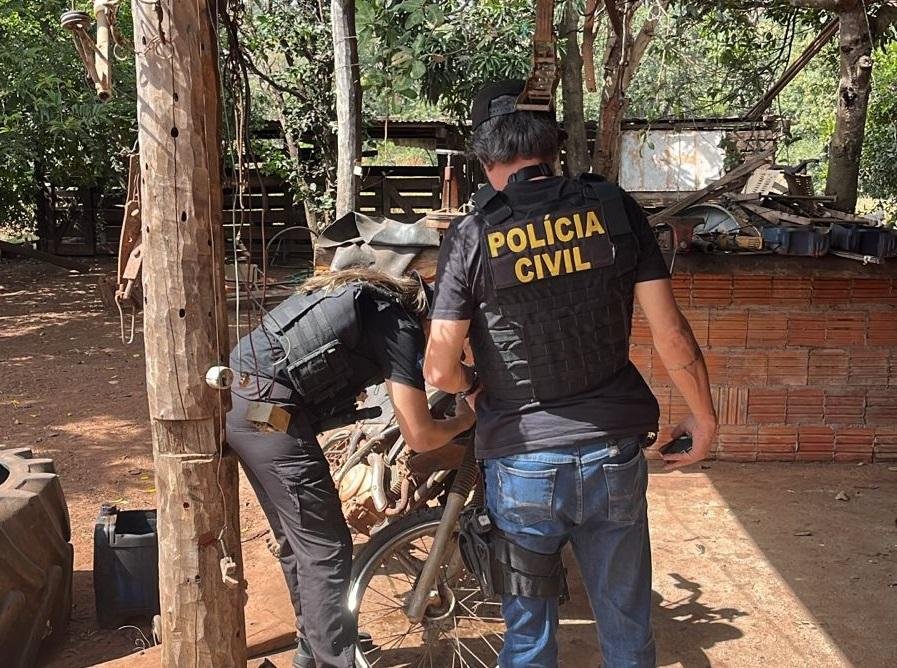 Arma e mais de 100 munições são apreendidas durante investigação de ameaças e extorsão