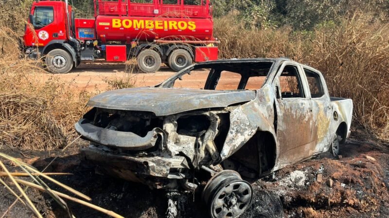 Pneu estoura, caminhonete pega fogo e motorista é resgatado com queimaduras graves
