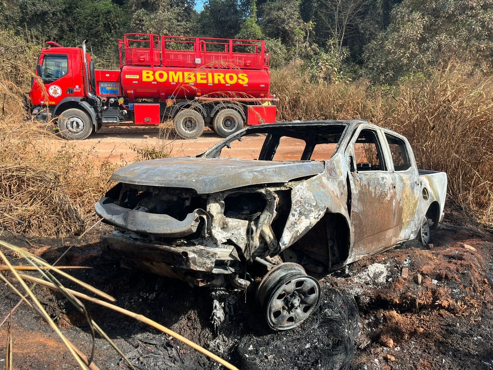 Homem é socorrido com queimaduras após incêndio em camionete a 28 km de Guarantã do Norte