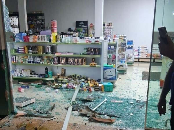 Motorista embriagado colide carro contra farmácia e é preso em Colíder