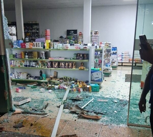 Motorista embriagado colide carro contra farmácia e é preso em Colíder
