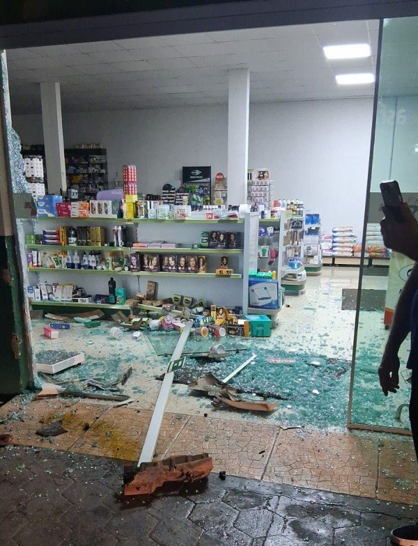 Motorista embriagado colide carro contra farmácia e é preso em Colíder