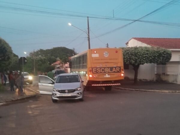 Ônibus escolar e carro se envolvem em acidente em Colíder