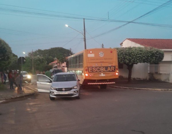 Ônibus escolar e carro se envolvem em acidente em Colíder