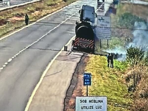 Carreta pega fogo em rodovia e trava trânsito na BR-163
