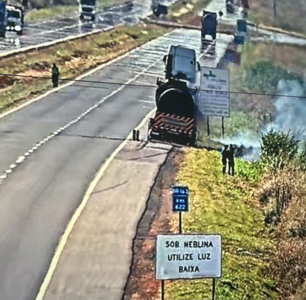 Carreta pega fogo em rodovia e trava trânsito na BR-163