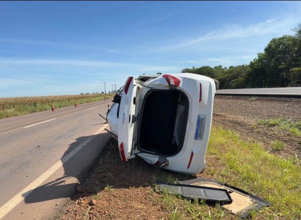 Motorista sai ilesa após HB20 capotar às margens da BR-163
