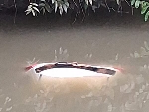 Carro cai em rio em Colíder e fica submerso; motorista conseguiu sair