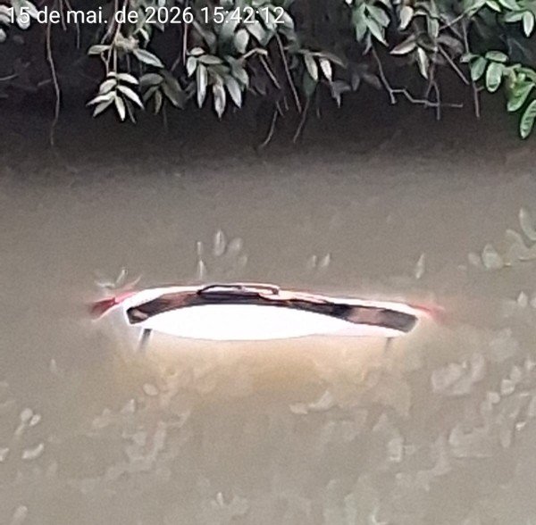 Carro cai em rio em Colíder e fica submerso; motorista conseguiu sair