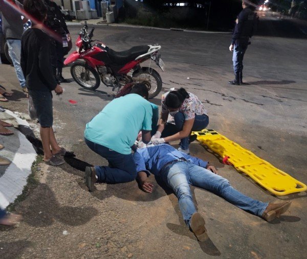 Acidente entre moto e caminhonete deixa homem ferido em Nova Canaã do Norte