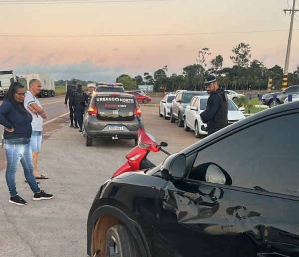 Honda Biz e BYD batem em estacionamento de frigorífico em Colíder
