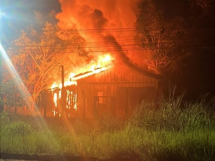 PM prende homem por agredir e incendiar residência da própria mãe em MT