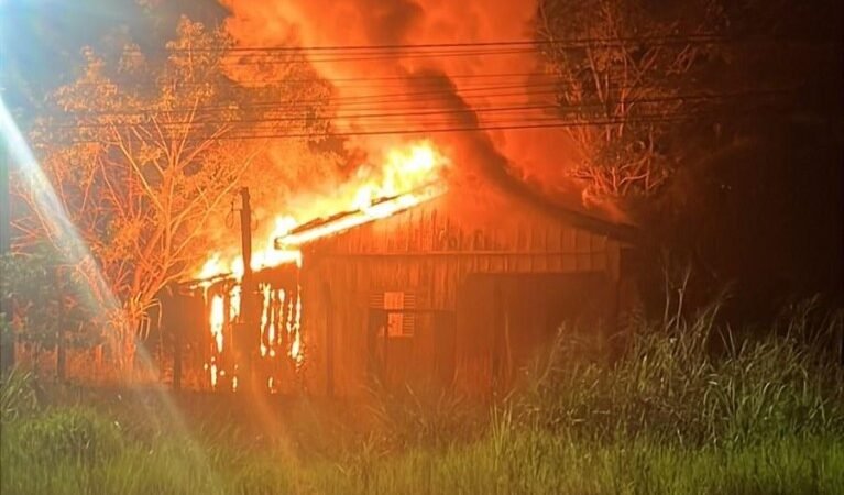 PM prende homem por agredir e incendiar residência da própria mãe em MT