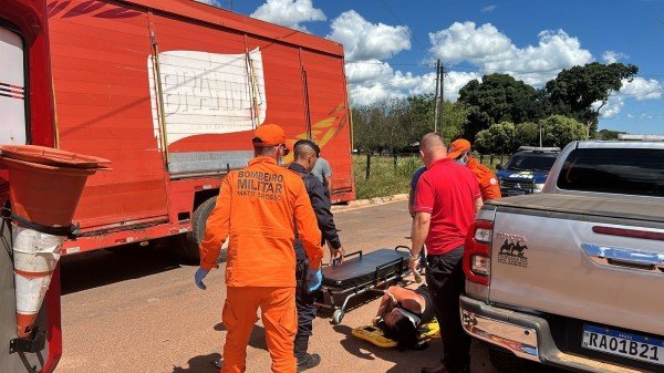 Mulher fica ferida e Biz fica destruída após bater em caminhonete em Colíder