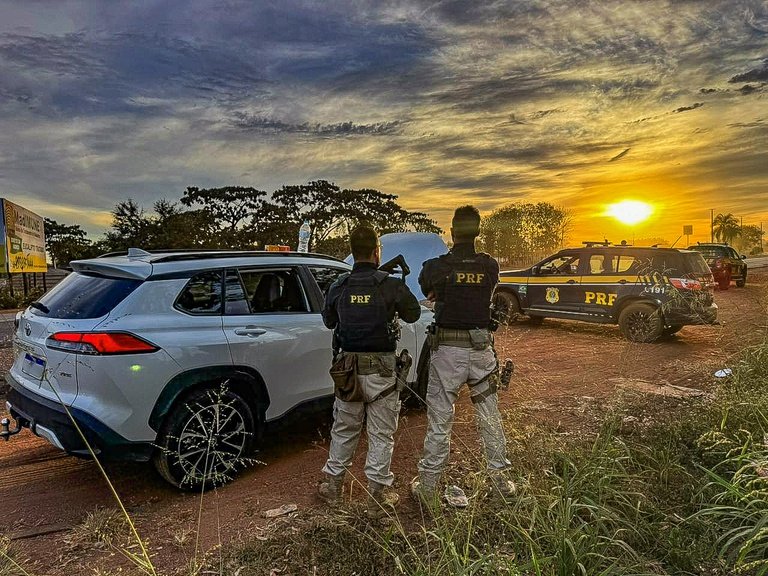 PRF intercepta SUV roubado com sinais de clonagem durante fiscalização na rodovia
