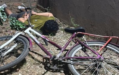 Pedreiro é flagrado se masturbando vendo jovens em quarto em MT
