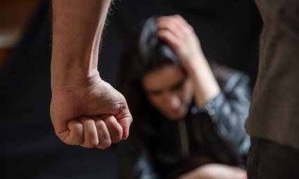 Com ciúmes, homem ameaça matar a esposa durante festa