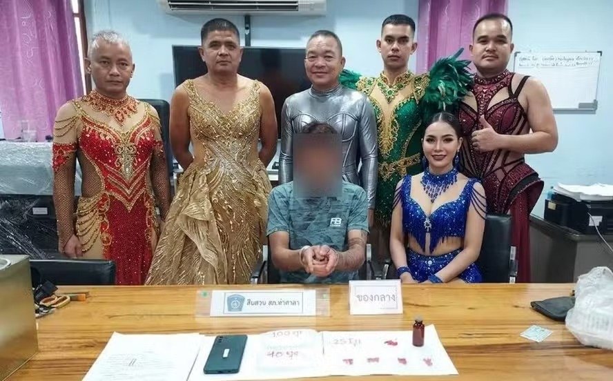 Policiais se disfarçam de drag queen e prendem traficante durante festival