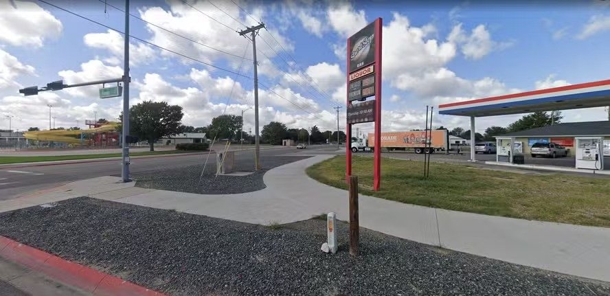 Cachorro dispara arma acidentalmente e mulher acaba baleada em posto de gasolina