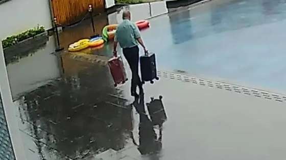 Funcionário cai em piscina enquanto carregava malas e vídeo viraliza nas redes; Veja