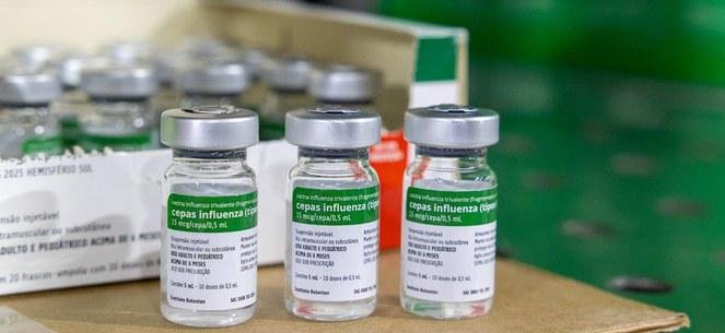 Mais de 320 mil pessoas já foram vacinadas contra a gripe e o alerta é reforçado para grupos prioritários