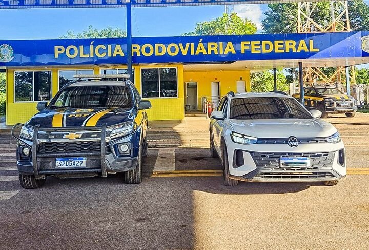 Motorista tenta cruzar rodovia com carro “zero”, mas detalhe no chassi revela crime recente