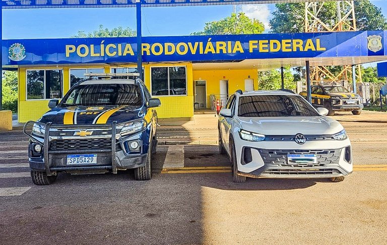 Motorista tenta cruzar rodovia com carro “zero”, mas detalhe no chassi revela crime recente