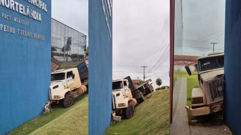 Carreta desgovernada invade prédio público após suposta falha nos freios