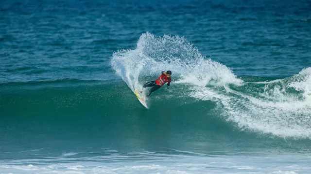 Filipe Toledo surfa ao lado de golfinhos em Gold Coast: ‘Coisas que só o surfe proporciona’