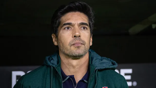 Conmebol abre investigação contra Abel Ferreira por ‘caso do dedo do meio’