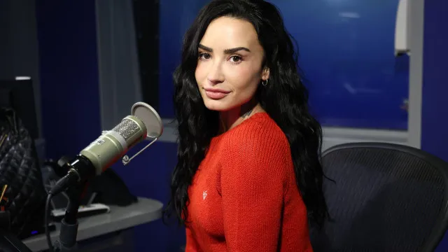 Demi Lovato celebra um ano de casamento com Jordan Lutes