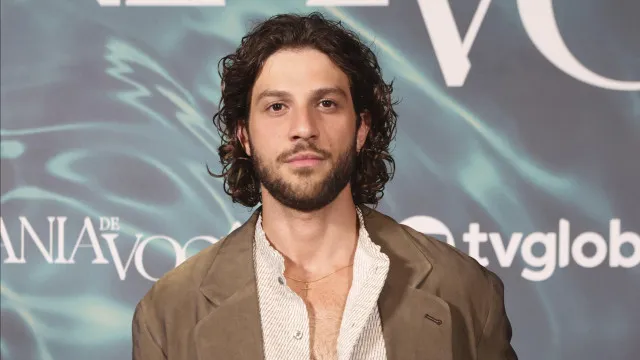 João Vicente diz que ator da Globo ‘imita’ Chay Suede e causa euforia na web