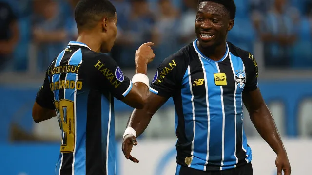 Com um a menos, Athletico segura empate com Grêmio em Curitiba