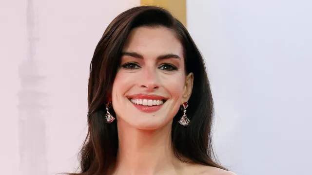 Catarata precoce deixou Anne Hathaway ‘praticamente cega’ por dez anos