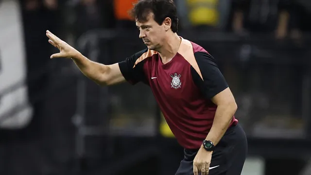 Diniz exalta força do Corinthians para arrancar empate com o Santa Fe: ‘Foi na superação’