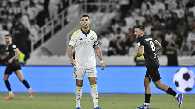 Cristiano Ronaldo se irrita com gritos de ‘Messi’ e faz gesto obsceno